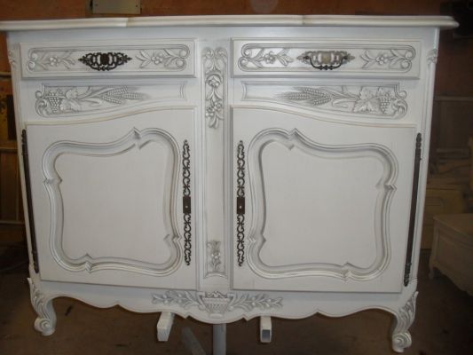 buffet en noyer relooké en blanc patiné gris